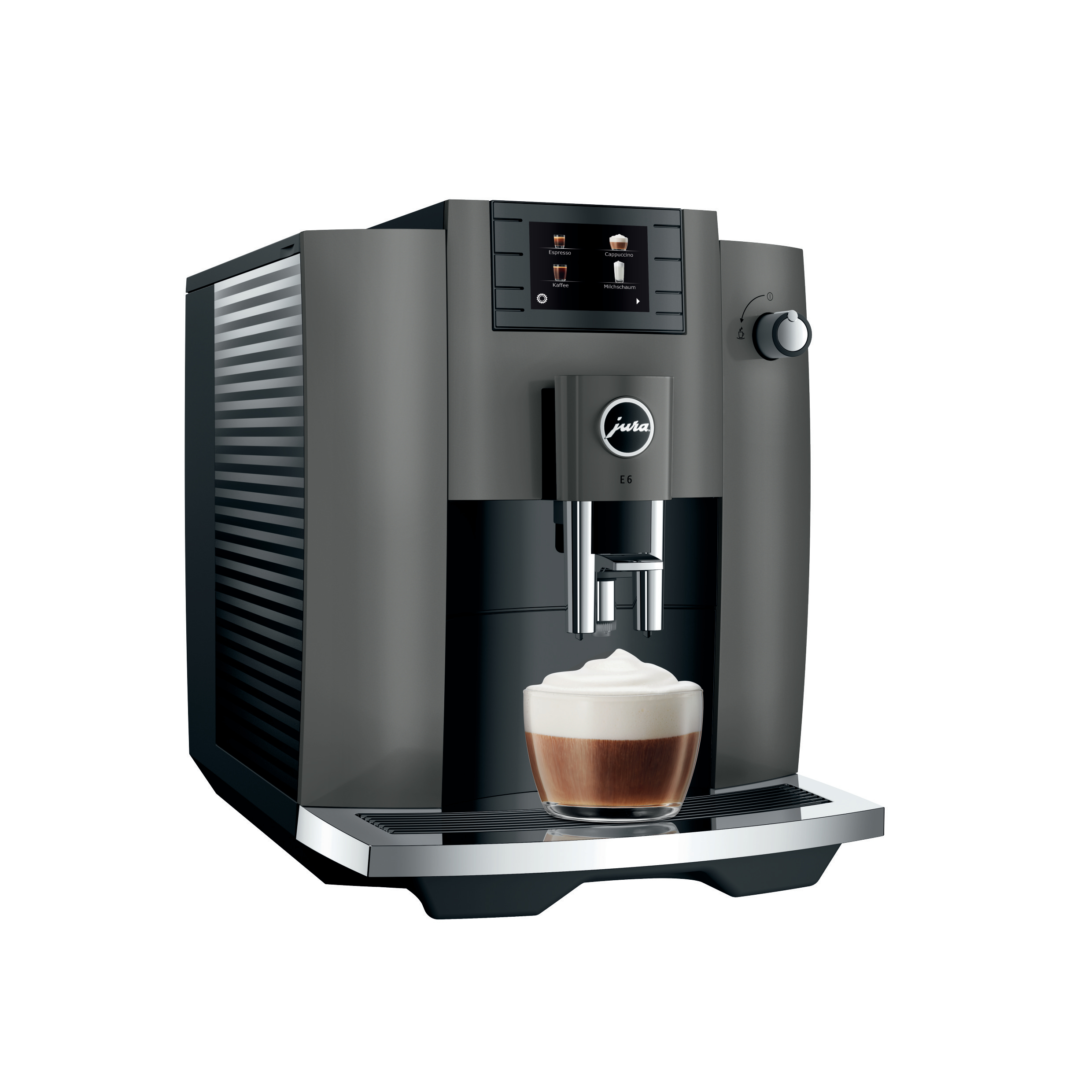 Grau-schwarze Kaffeemaschine mit einem Glas Kaffee mit Milchschaum.