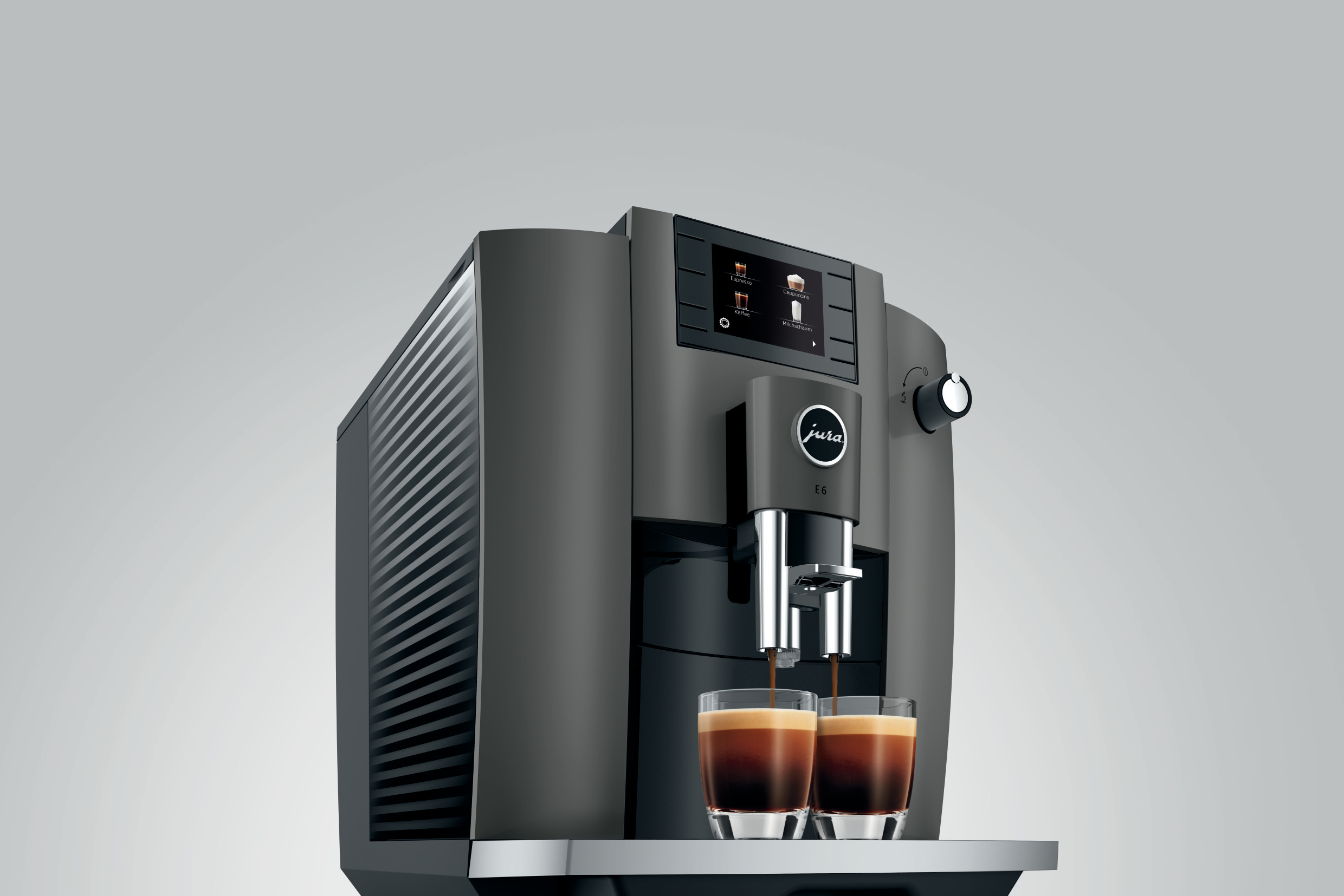 Eine dunkelgraue Kaffeemaschine, die zwei Tassen Espresso ausgibt.