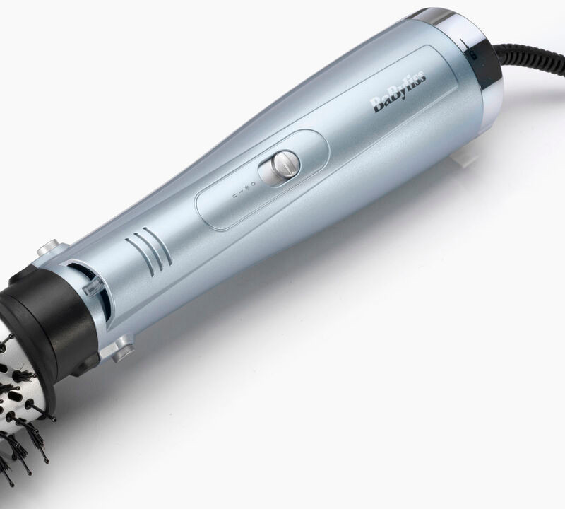 Une brosse sèche-cheveux Babyliss bleu clair, en angle sur une surface blanche.