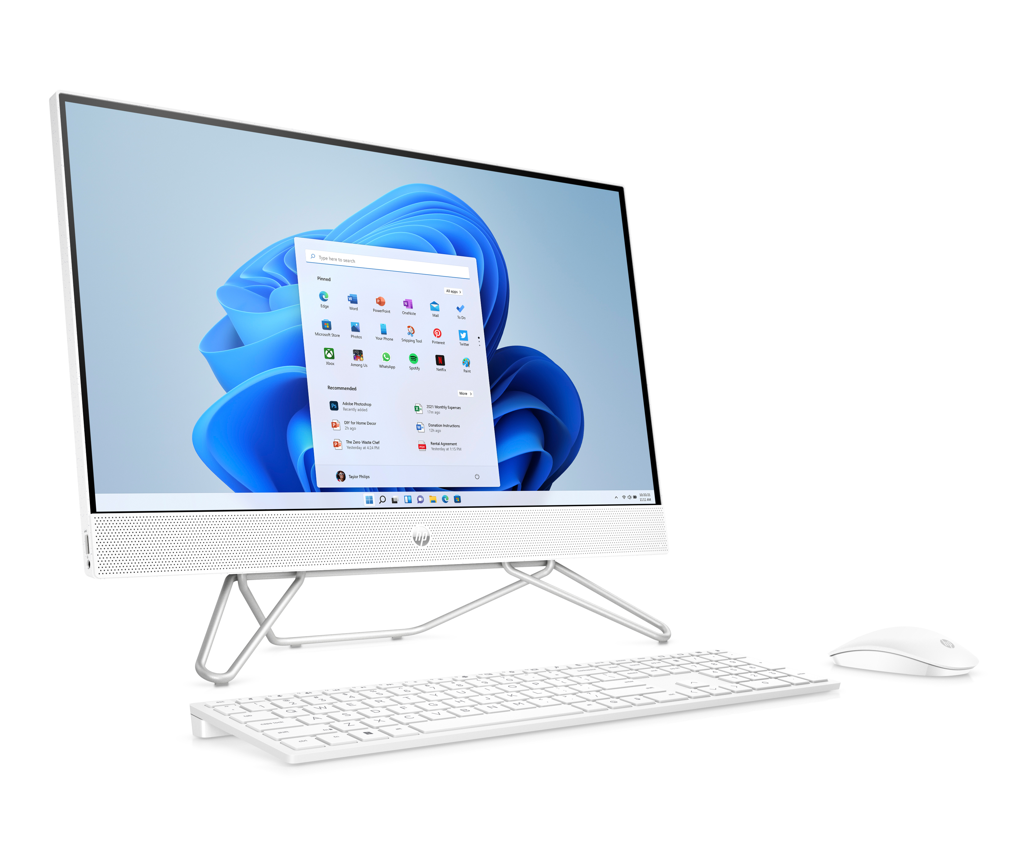 Beyaz bir klavye ve fare ile beyaz bir HP hepsi bir arada bilgisayar. Windows 11 ekranı görüntüleniyor.