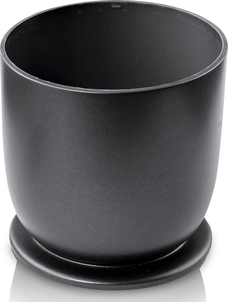 Un récipient cylindrique noir sur une base circulaire est sur une surface blanche. Le fond est blanc.