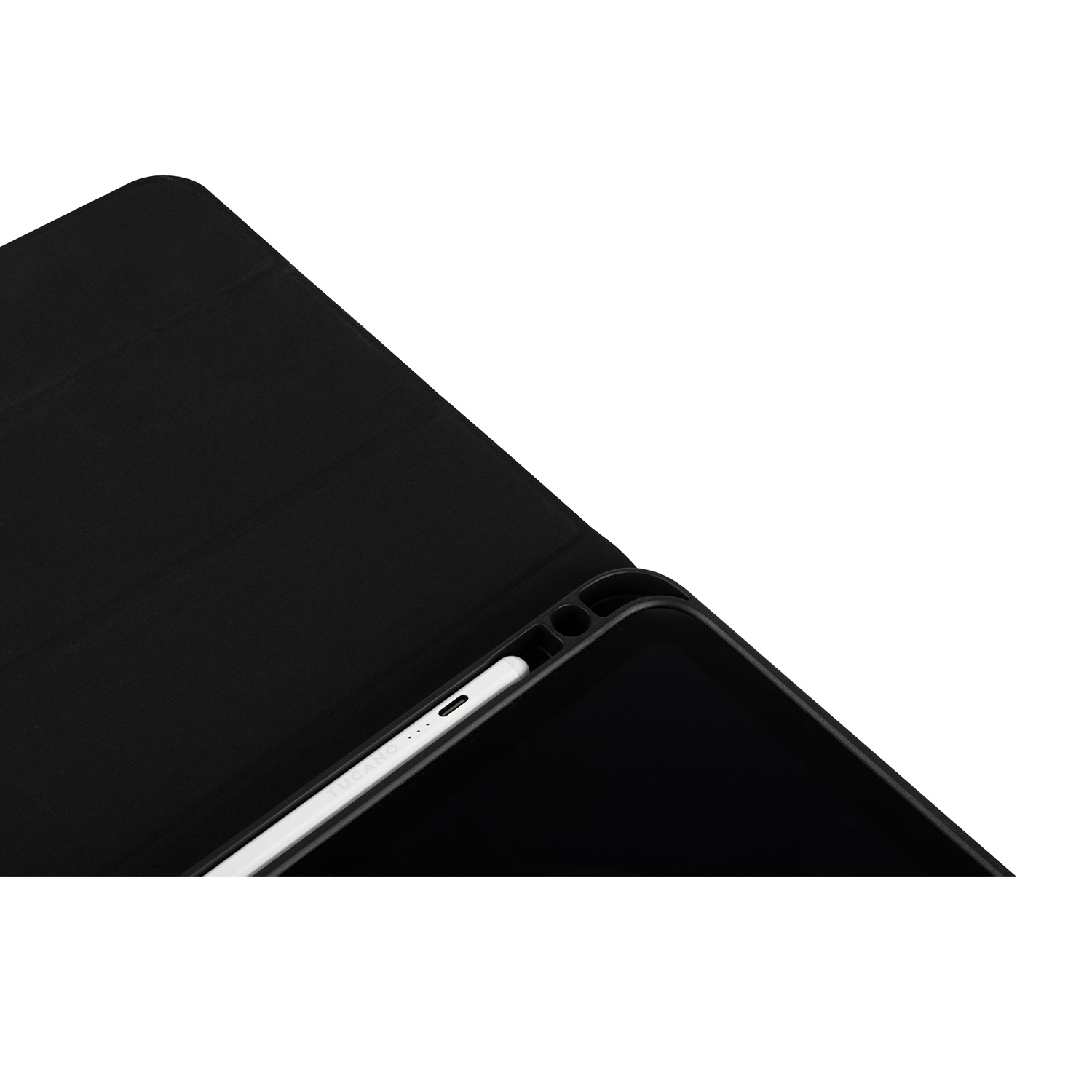 Tablet nero con una cover nera, leggermente aperto, sfondo bianco.