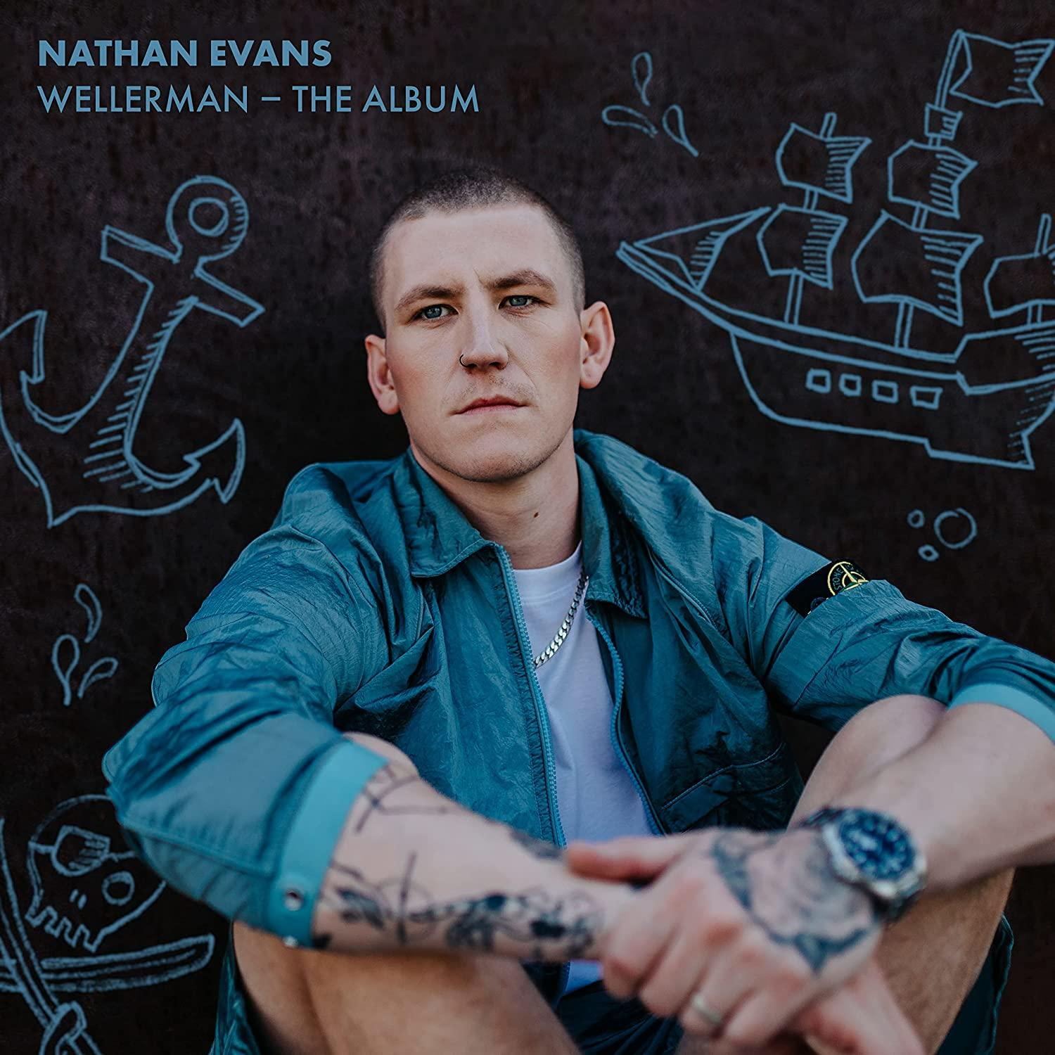 Nathan Evans Albumcover. Ein Mann in einer blauen Jacke sitzt vor einer Anker- und Schiffzeichnung.