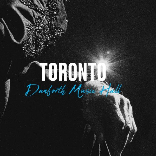 'TORONTO' és 'Danforth Music Hall' felirat egy homályos háttér előtt.