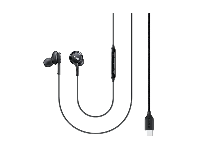 Siyah arka plan üzerinde kontrol modülü ve USB-C şarj kablosu olan siyah AKG kulaklıklar.