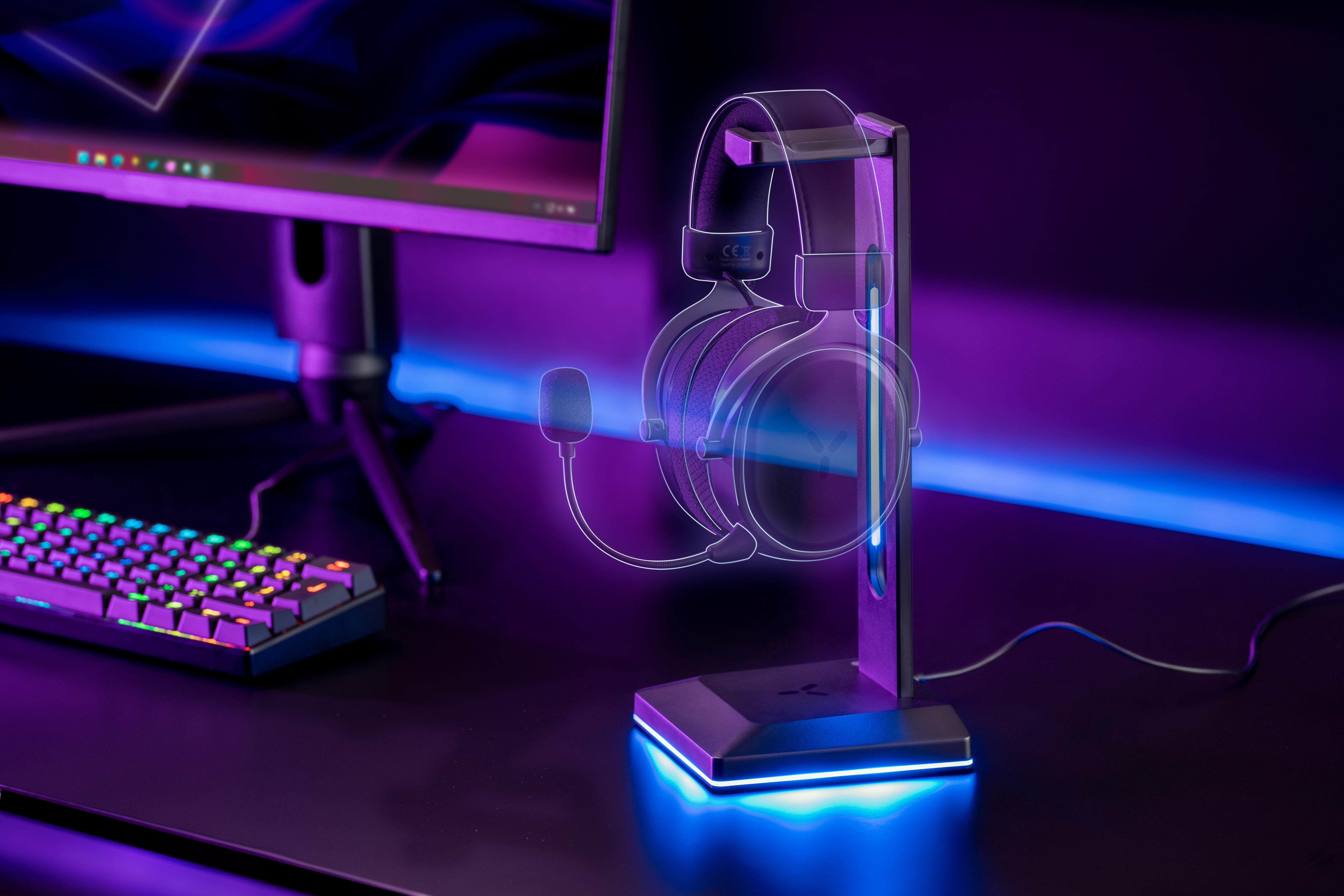 Ein Gaming-Headset auf einem Ständer mit Mikrofon.