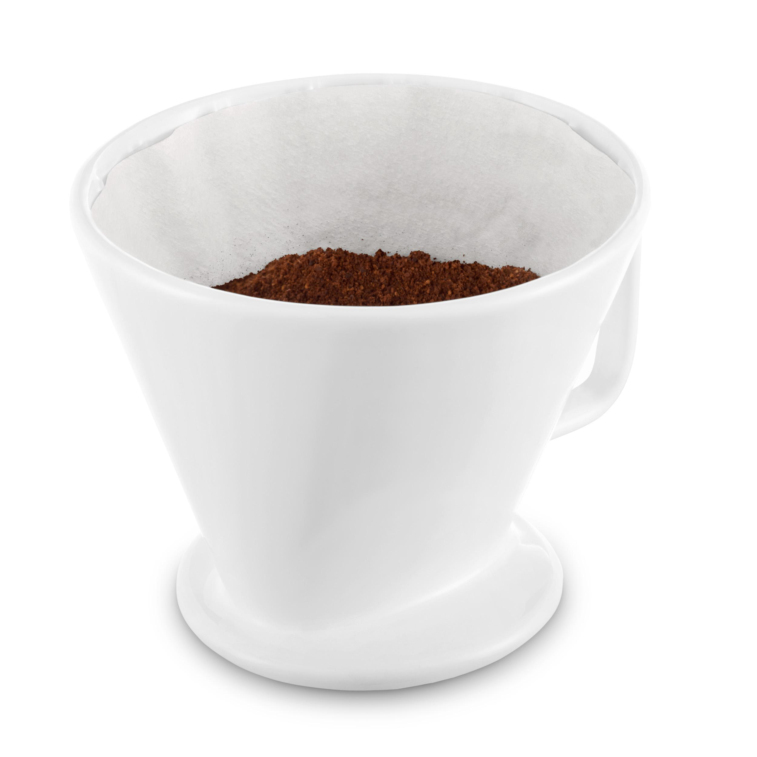 Weißer Keramik-Pour-Over-Kaffeebereiter mit Kaffeepulver, fertig zum Brühen, vor weißem Hintergrund.
