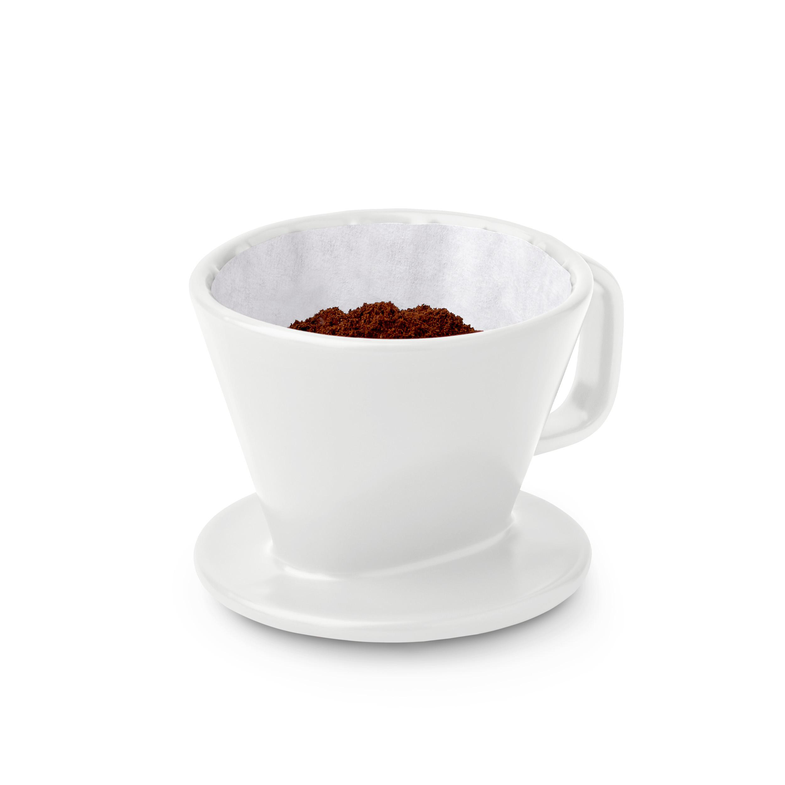 Weißer Keramik-Kaffee-Dripper mit Kaffeefilter und Kaffeepulver darin auf Weiß.