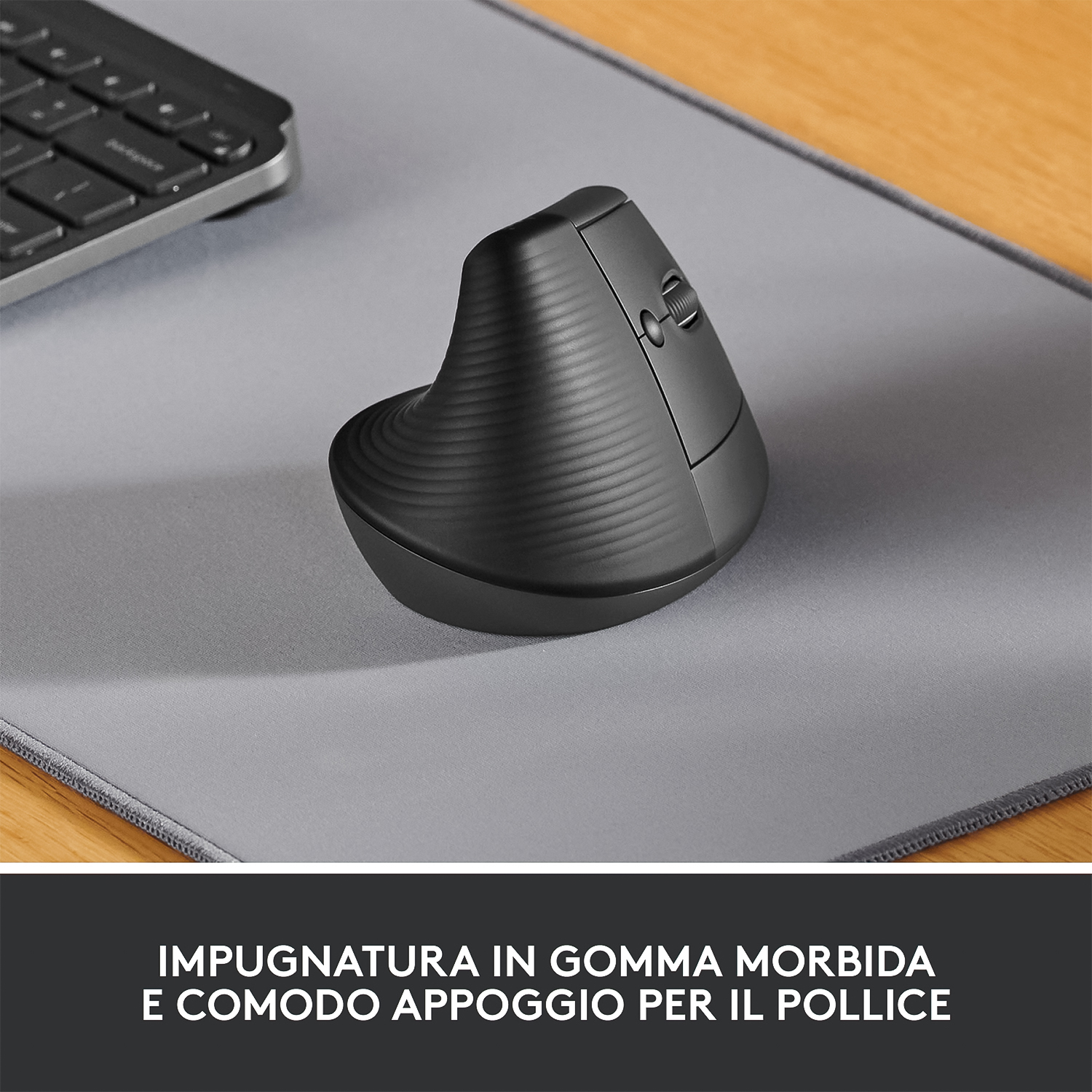 Un uomo che si rade la barba con un rasoio elettrico Philips nero e giallo.