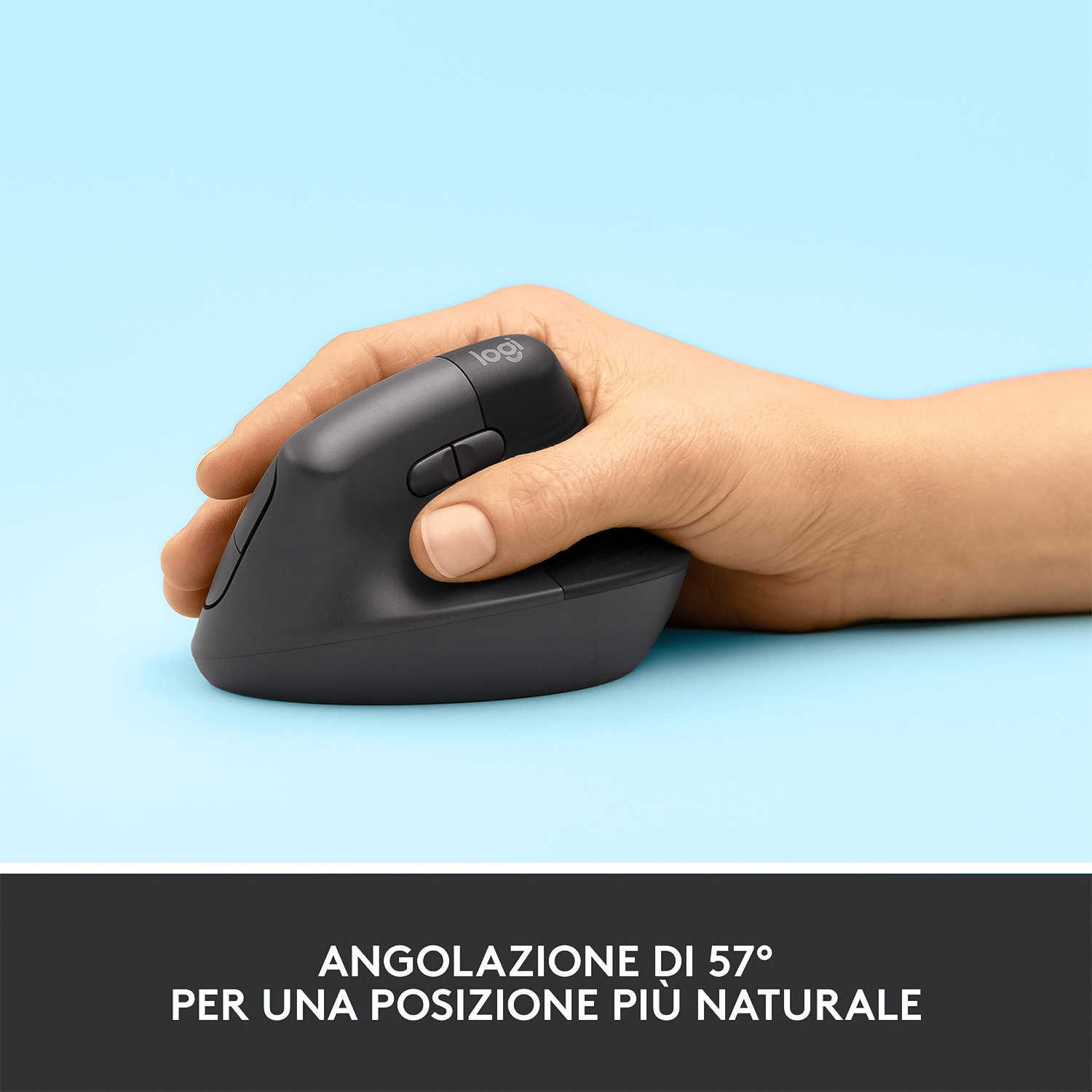 Mano che tiene un mouse verticale nero. Sfondo blu.