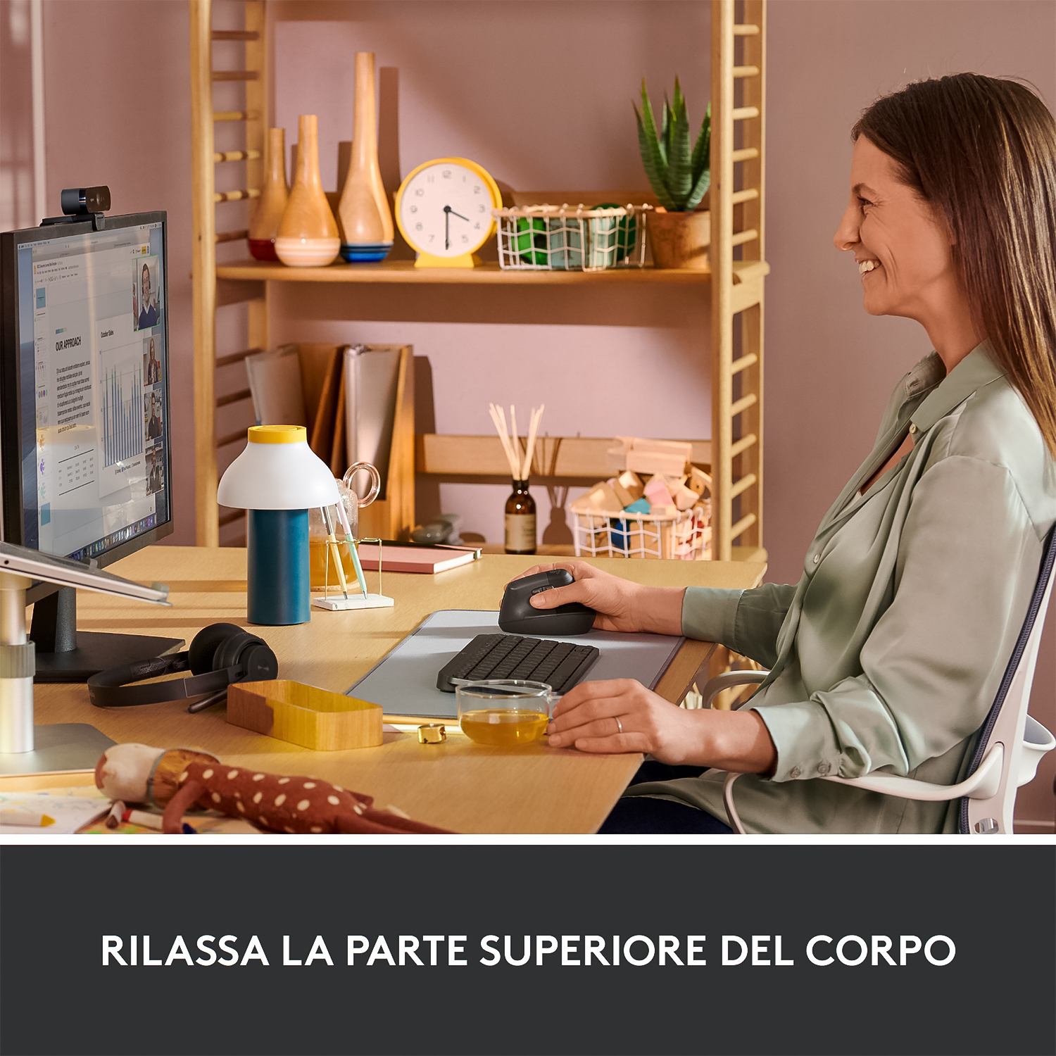 Una persona che usa un mouse e un laptop a una scrivania.