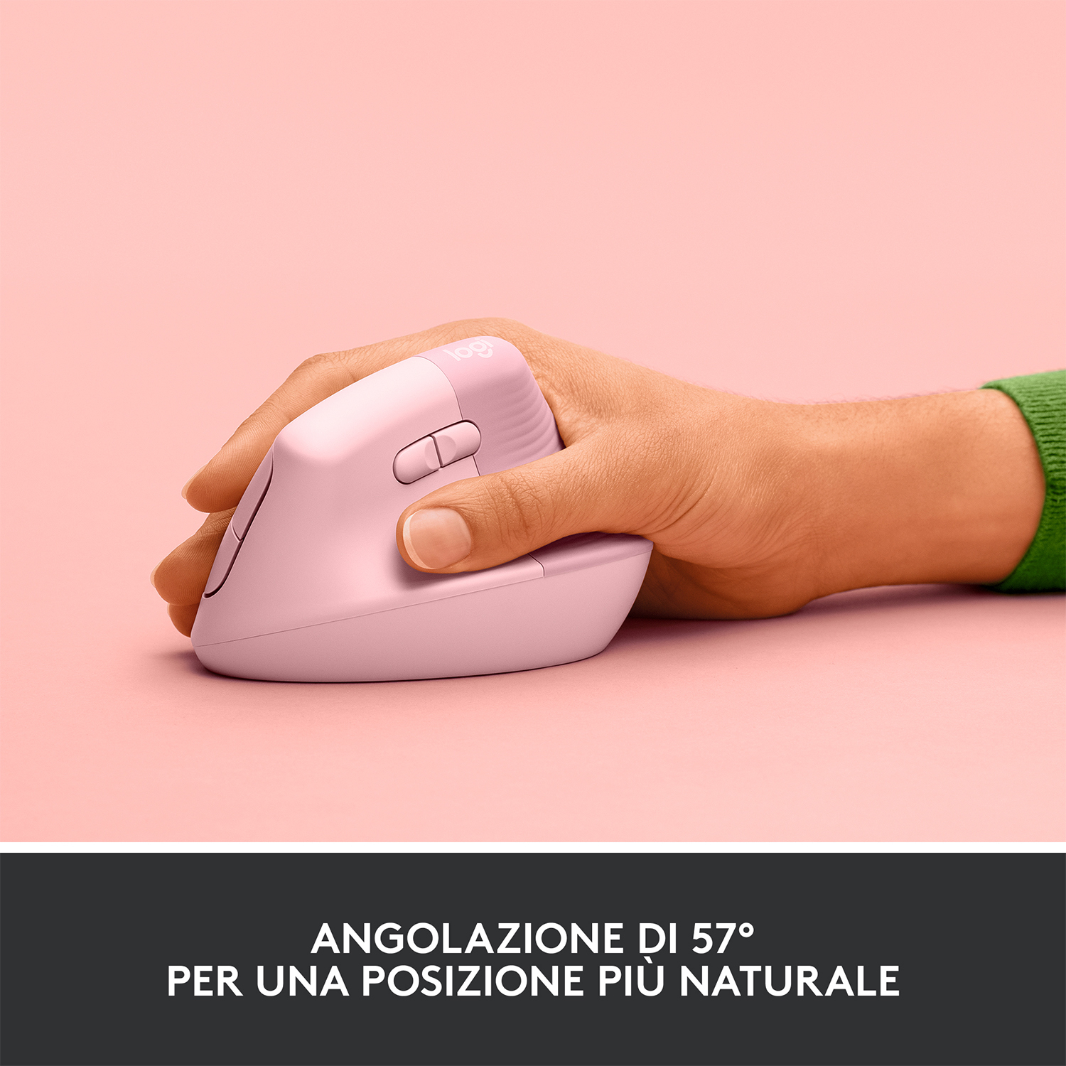 Una persona tiene un mouse verticale rosa con la mano destra. Sfondo rosa. Testo: Angolazione di 57° per una posizione più naturale.