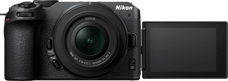 Beyaz arka planda lensli, ekranı açık Nikon Z30 kamera.