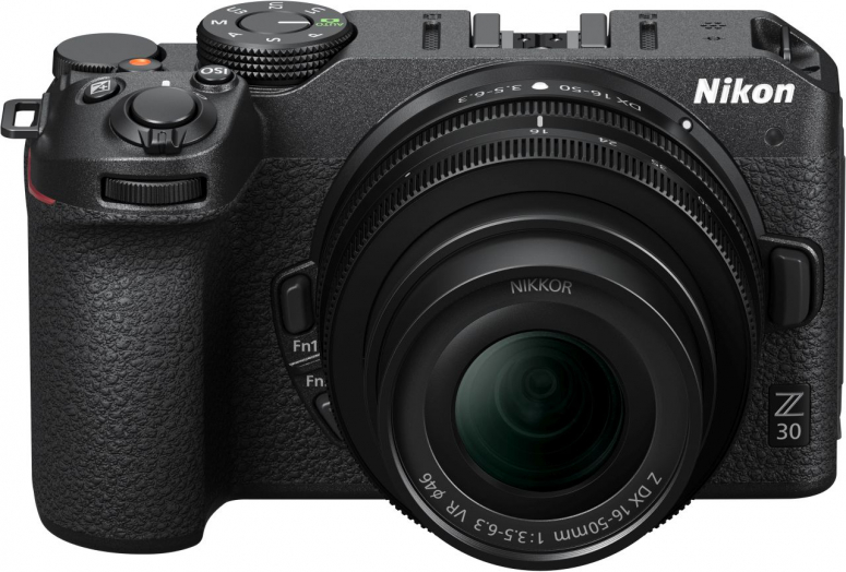 Siyah Nikon Z30 fotoğraf makinesi ve bir lens takılı.