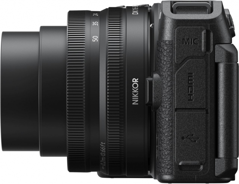 Siyah bir Nikon kamera, bir lens takılı, yandan görünüm, beyaz zemin üzerinde.
