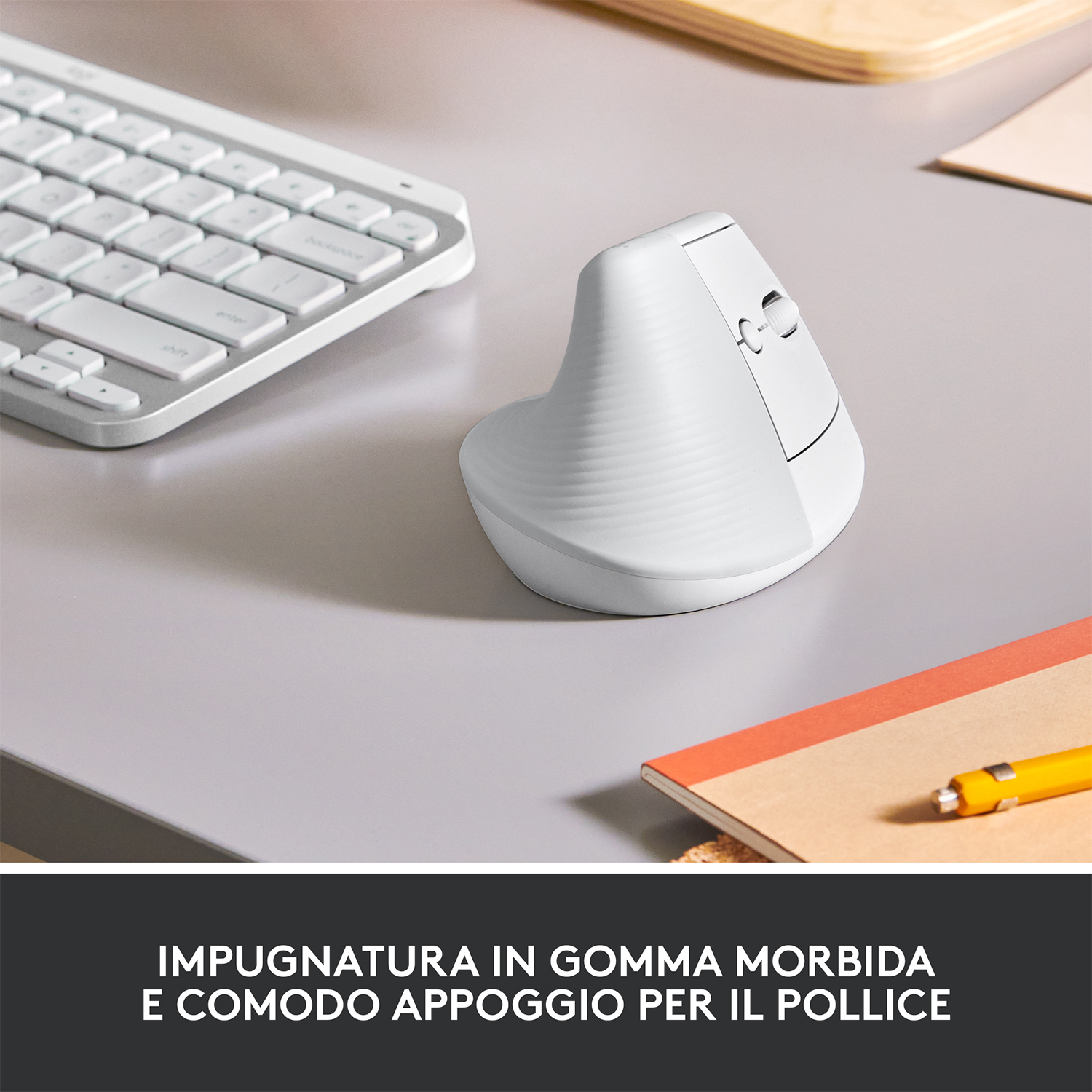 Un mouse verticale e tastiera su una scrivania grigia. Testo: 'impugnatura in gomma morbida'.