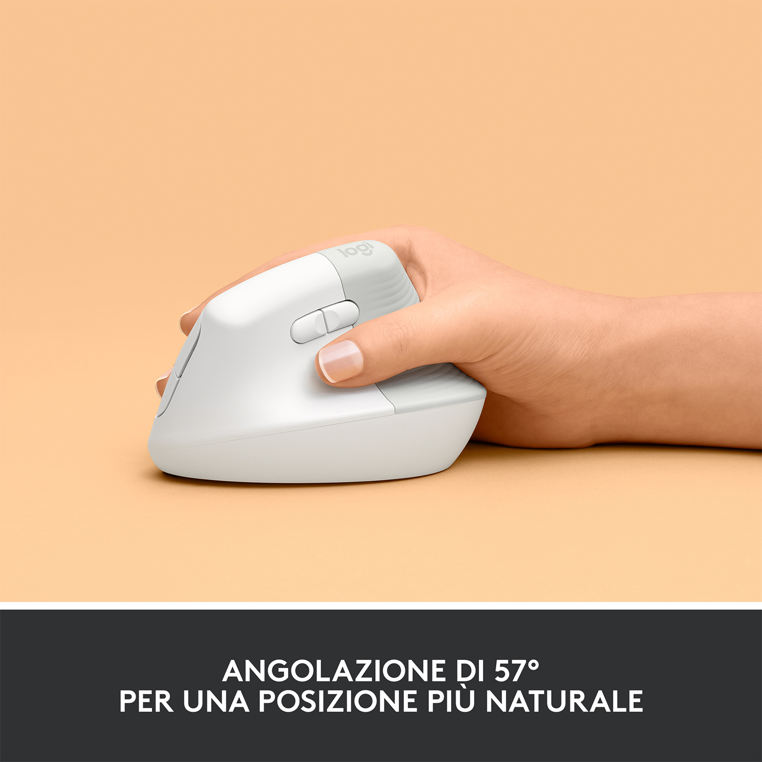 Un mouse ergonomico bianco tenuto in mano, con testo: ANGLOLAZIONE DI 57° PER UNA POSIZIONE PIÙ NATURALE.