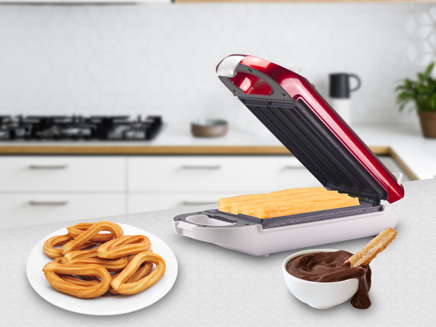 Egy piros-fehér churro készítő gép churrókkal. Egy tányér churros és egy tál csokoládé mártás van a közelben.