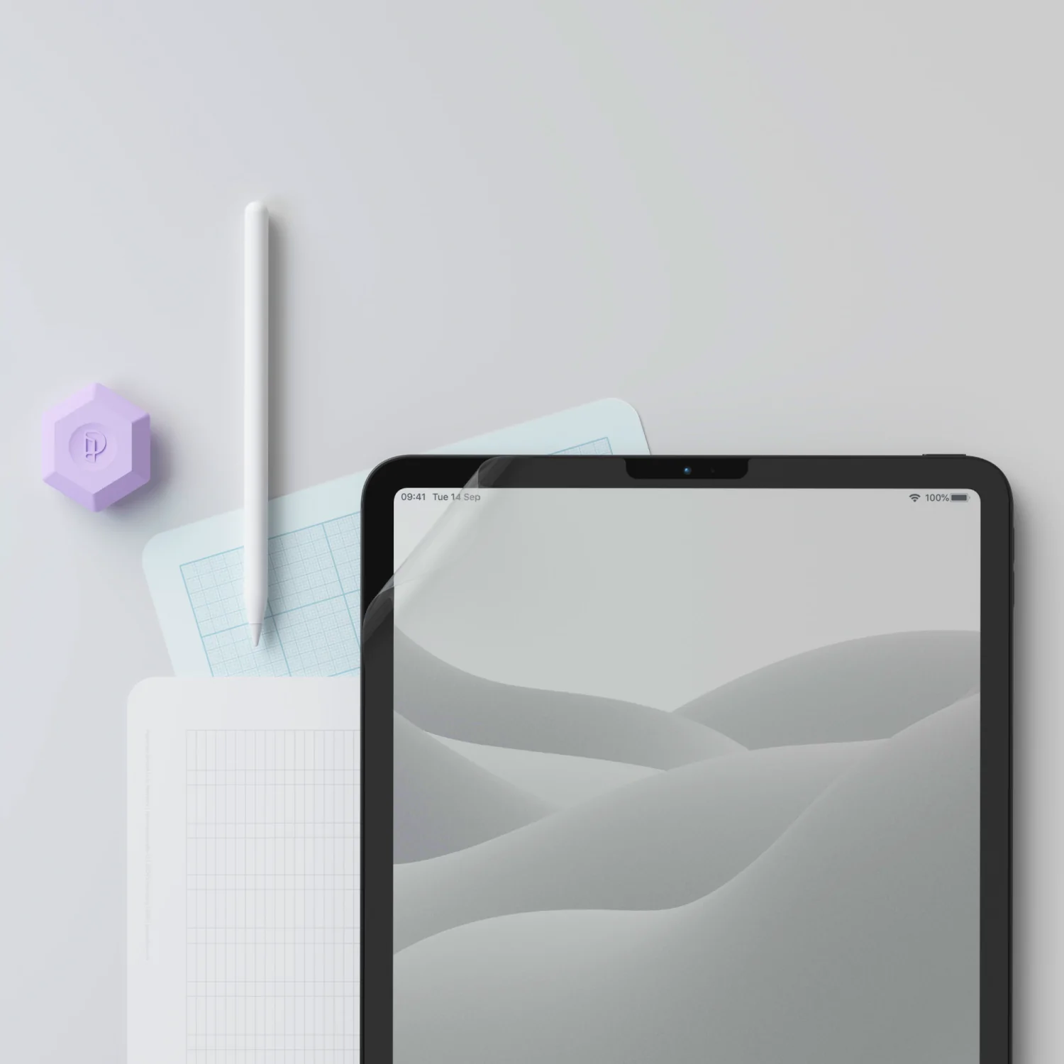 Tablet mit Stift und einem lila sechseckigen Objekt auf weißer Oberfläche.