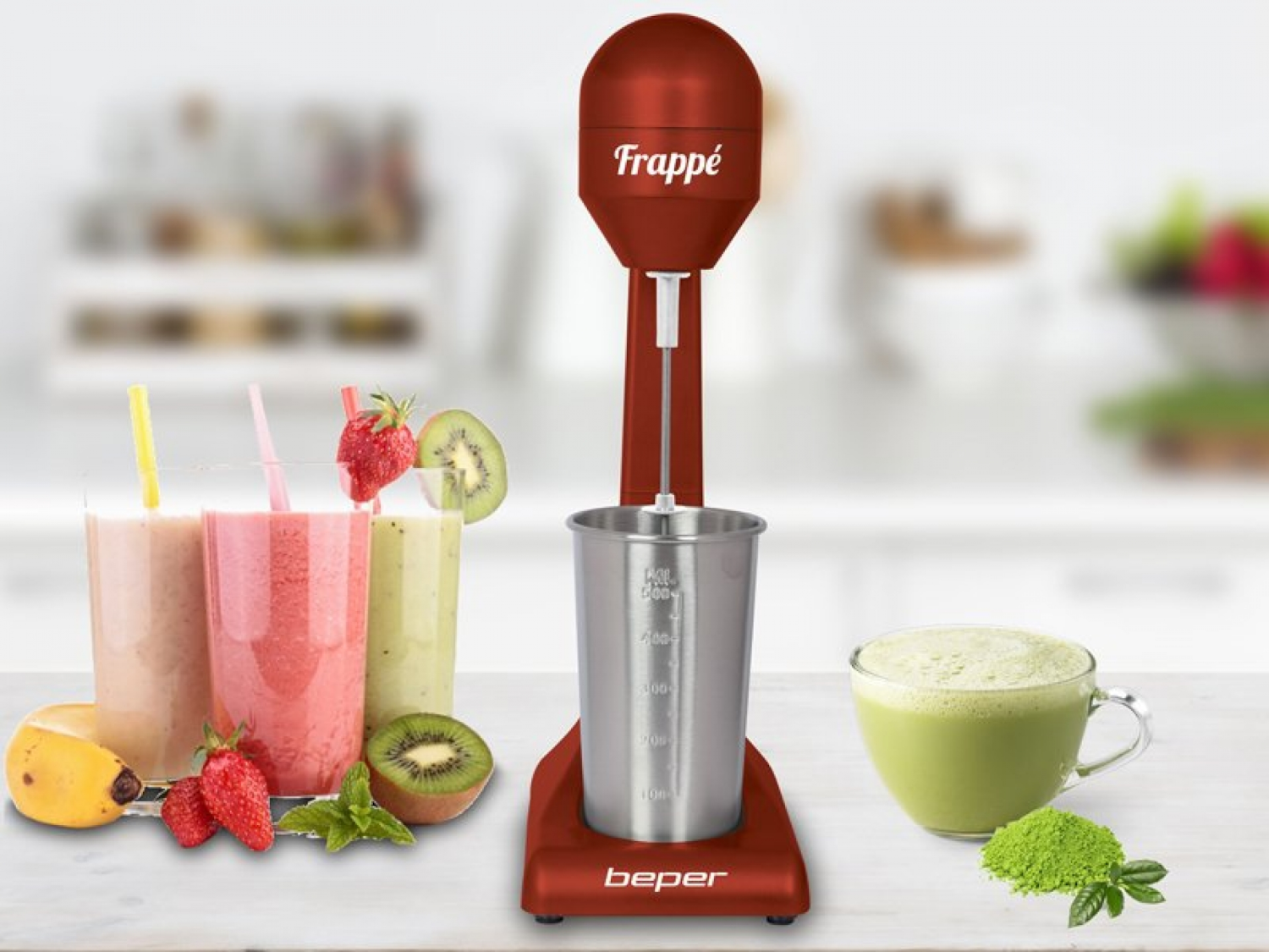 Piros frappé gép italokkal és gyümölcsökkel fehér fa felületen.