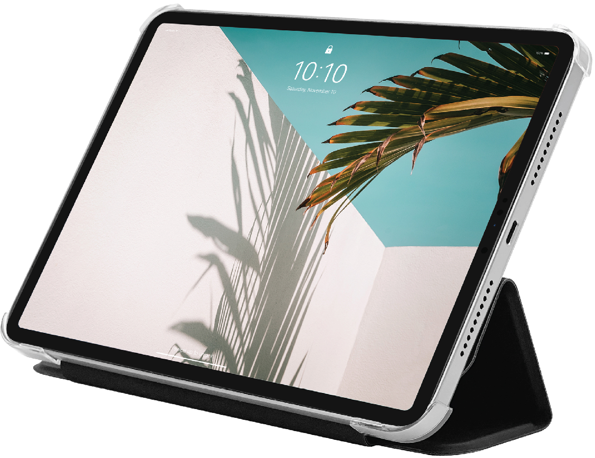 Tablet in einer Hülle, abgewinkelt und an einem Ständer lehnend. Eine Palme im Hintergrund.