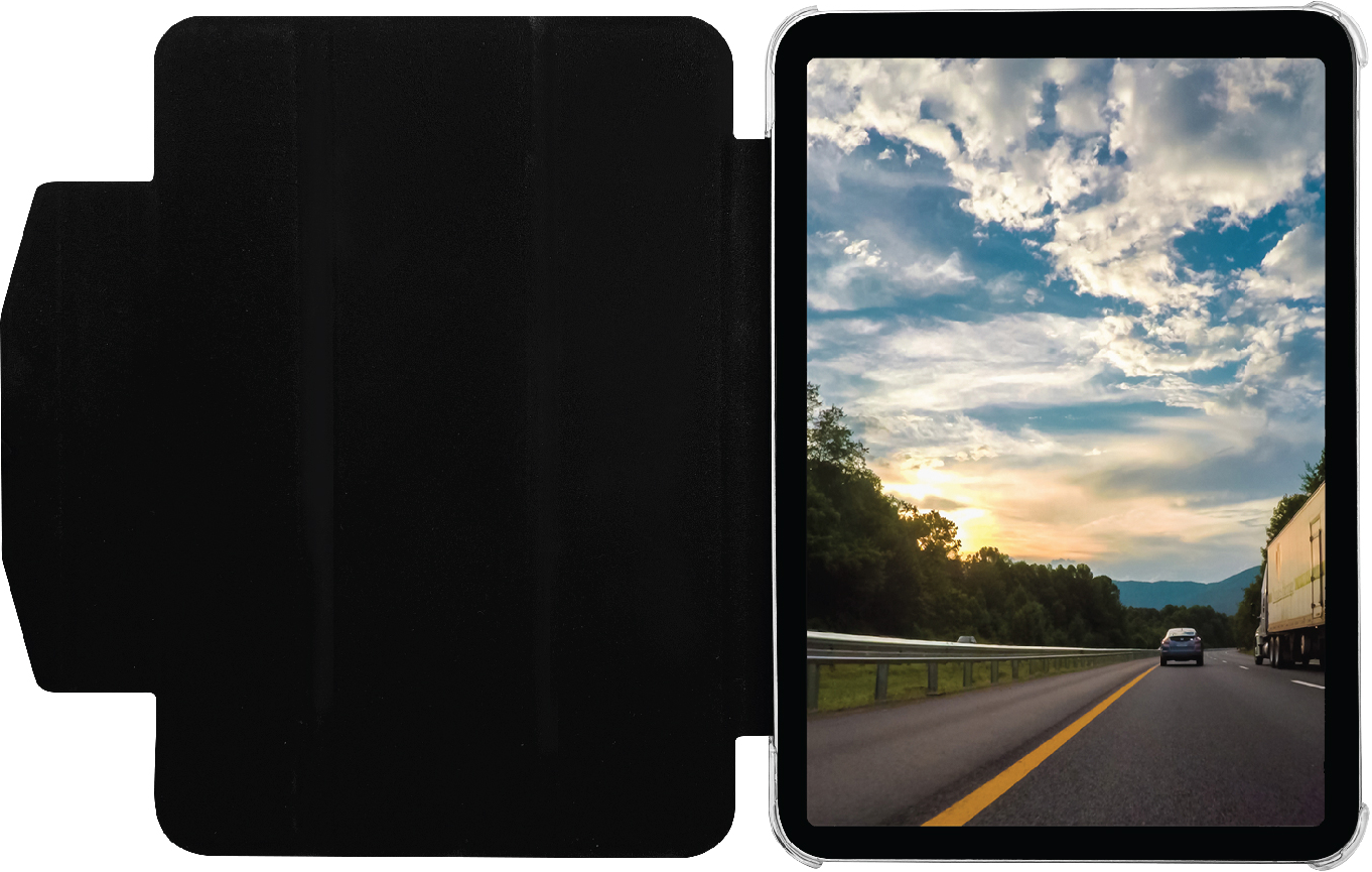 Tablet-Bildschirm mit Autobahn bei Sonnenuntergang, Auto und LKW.