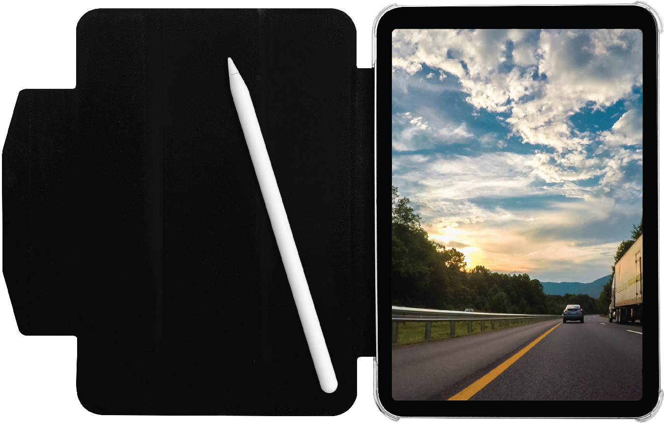 Tablet mit Straßenszene auf dem Bildschirm, neben einem weißen Stift und einer schwarzen Hülle.