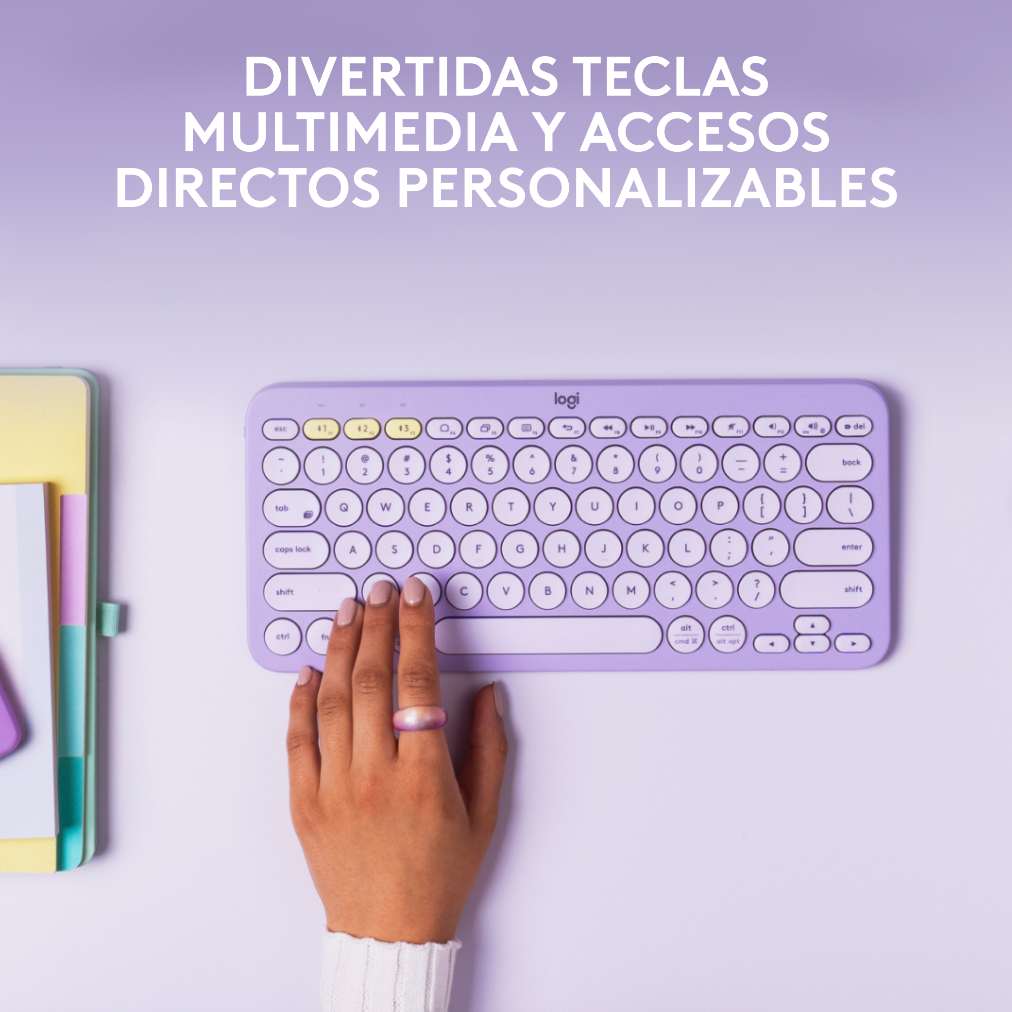 Teclado morado con teclas blancas y la mano de una mujer apoyada.