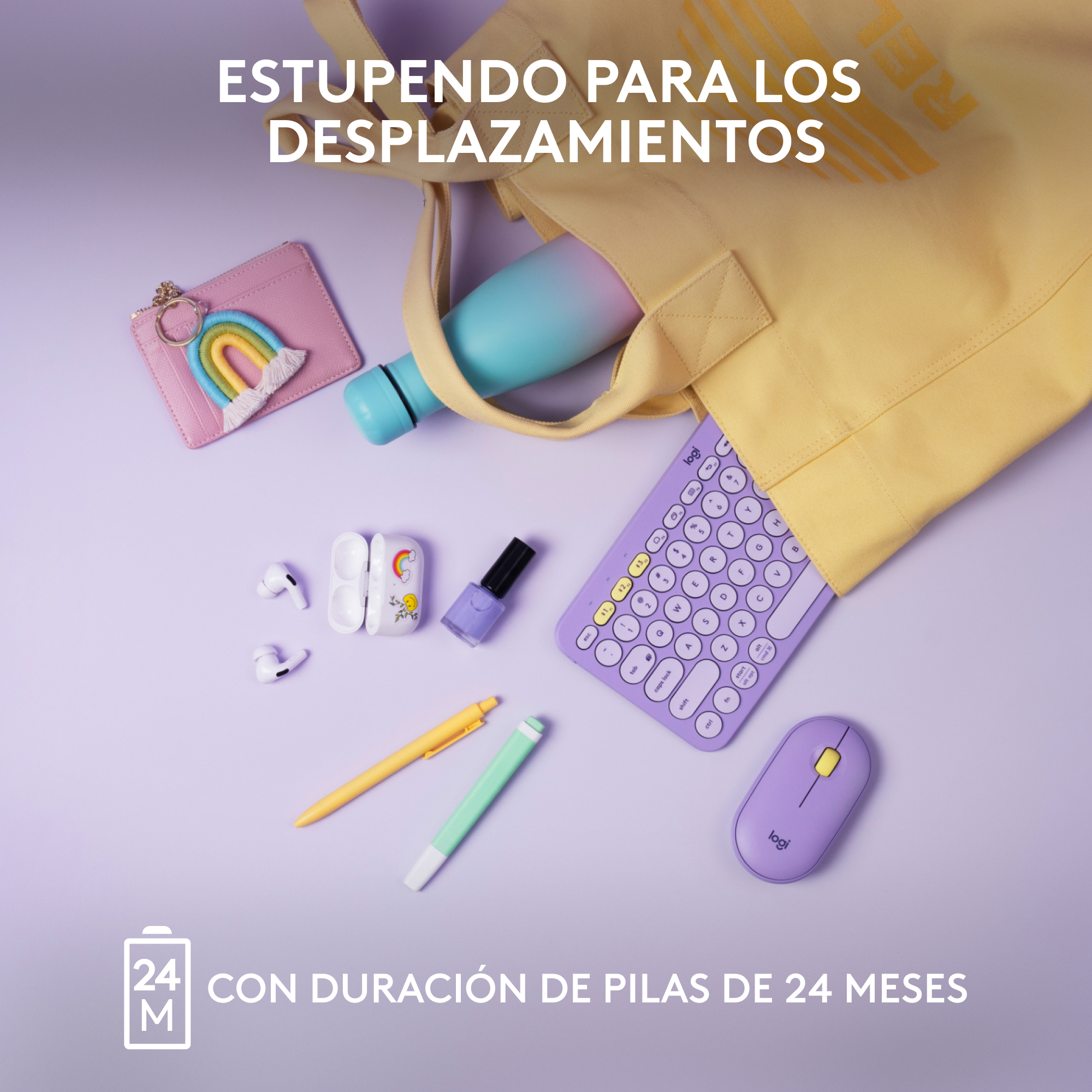 Varios artículos en un bolso tote amarillo: teclado, ratón, bolígrafos, cartera, auriculares, esmalte de uñas y botella de agua.