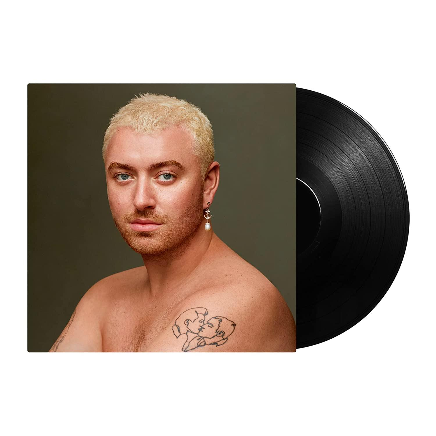 Sam Smith Albumcover. Blonde Haare, Ohrring, Tattoo. Schwarze Vinyl-Schallplatte rechts.