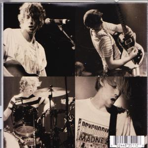 Vierfeldiges Bild einer Band. Musiker spielen Instrumente auf dunkler Bühne.