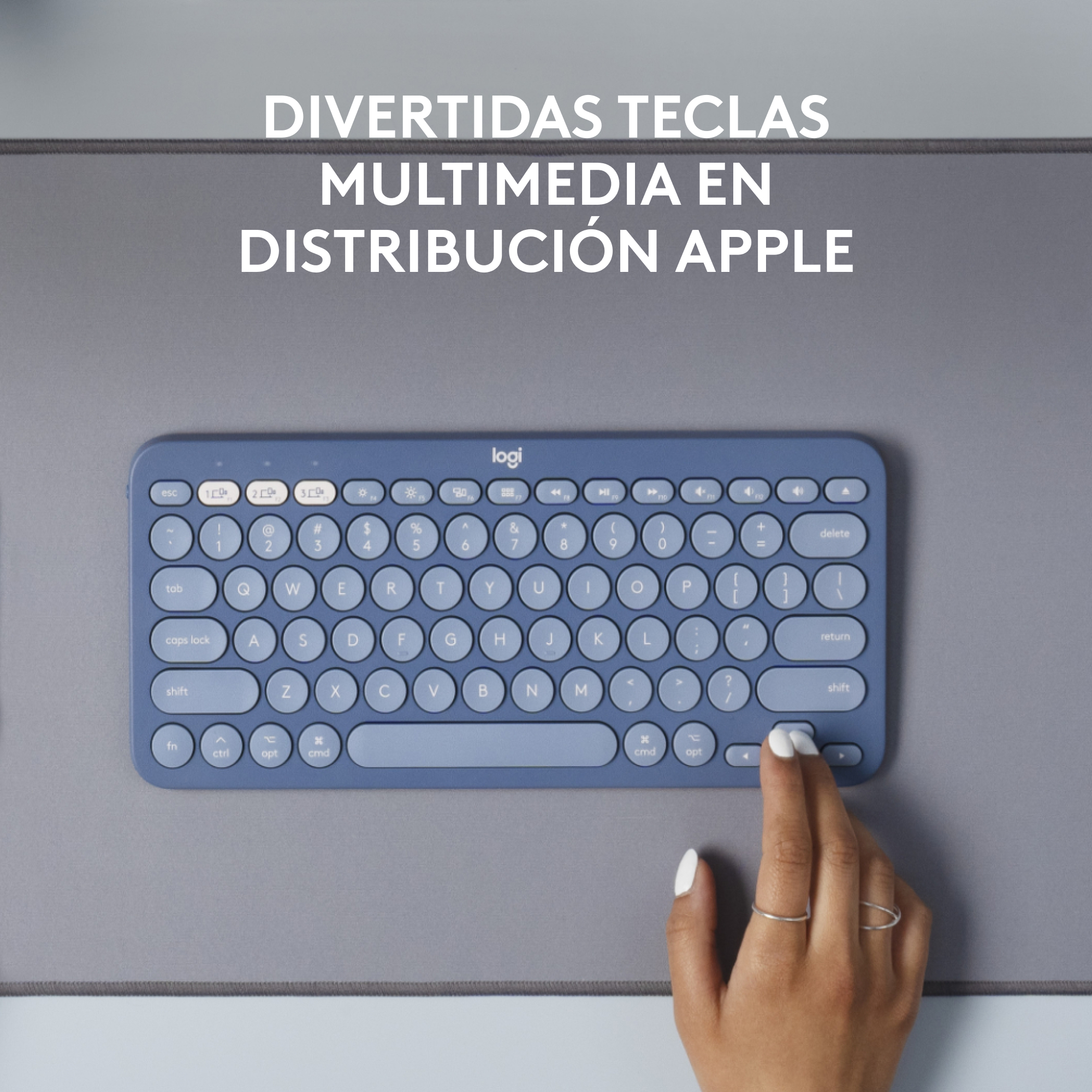 Teclado inalámbrico azul con teclas blancas y un borde plateado, una mano lo está tocando.