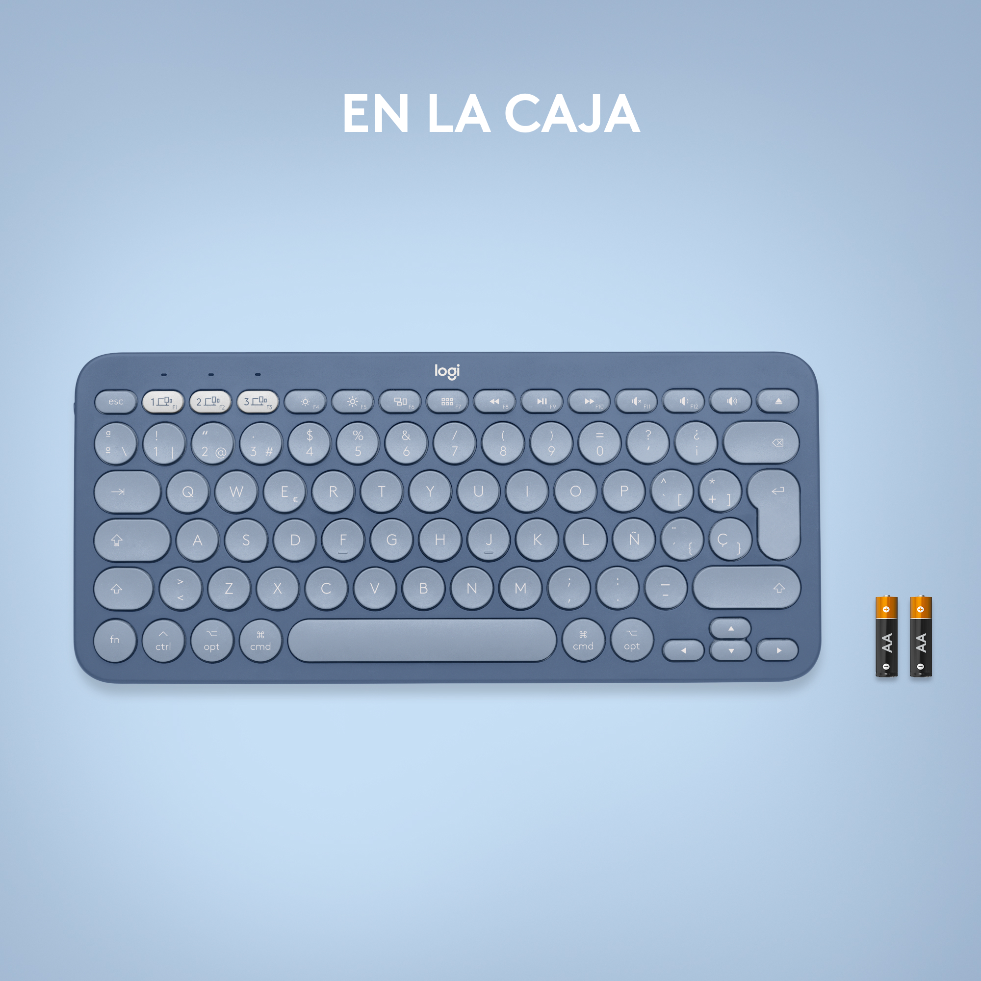 Teclado azul y dos pilas AA sobre un fondo azul claro.