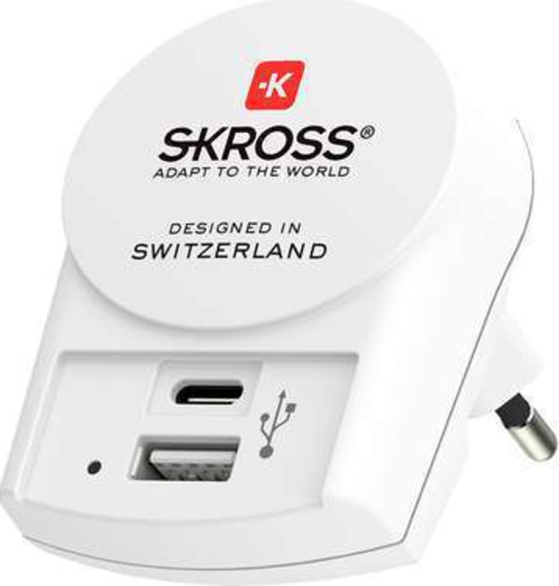 Weißer Netzadapter mit USB- und USB-C-Anschlüssen. Das Gerät wurde in der Schweiz entworfen.