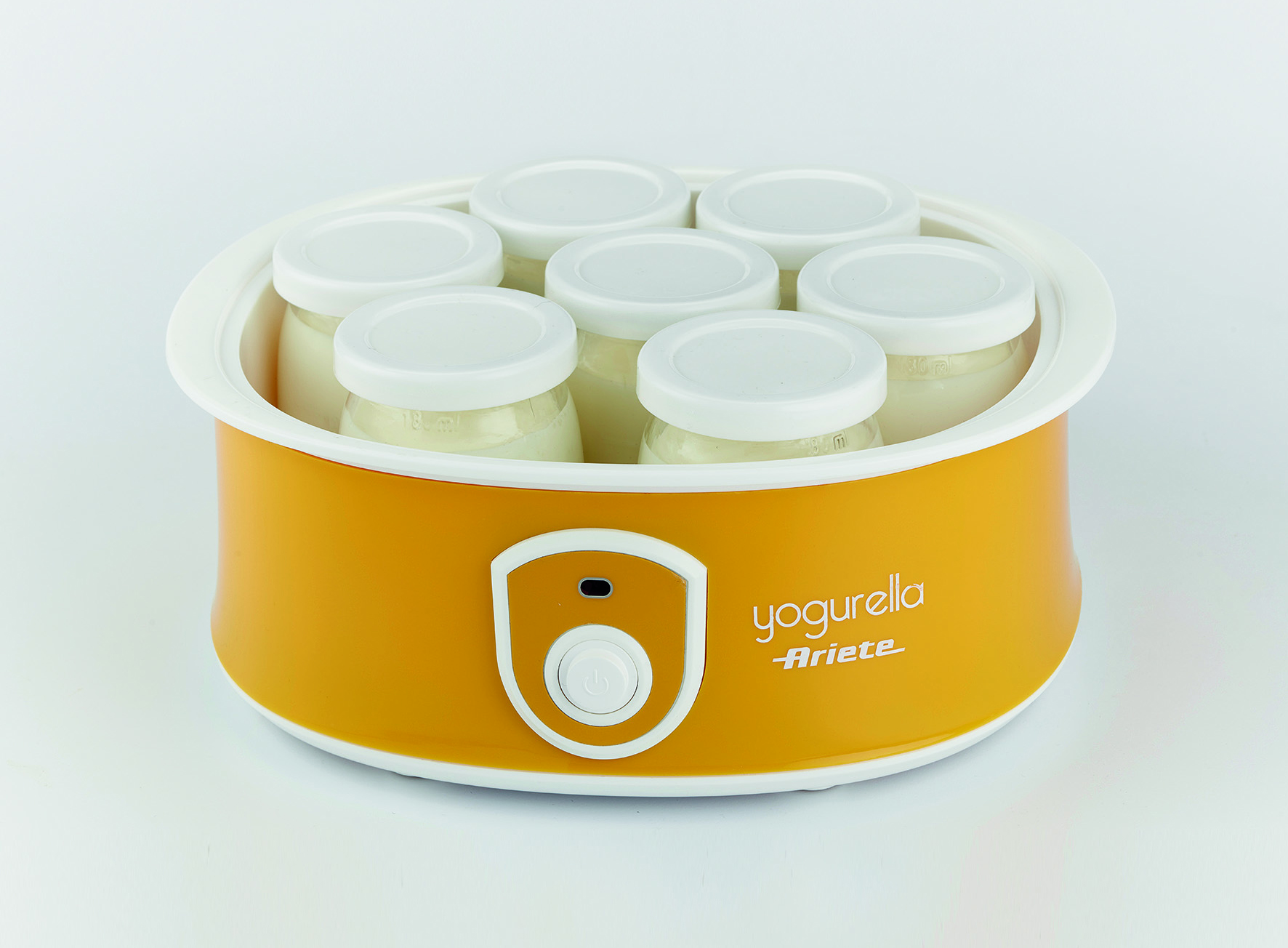 Un Yogurella Ariete amarillo y blanco. Tiene 6 tarros de vidrio con tapas.