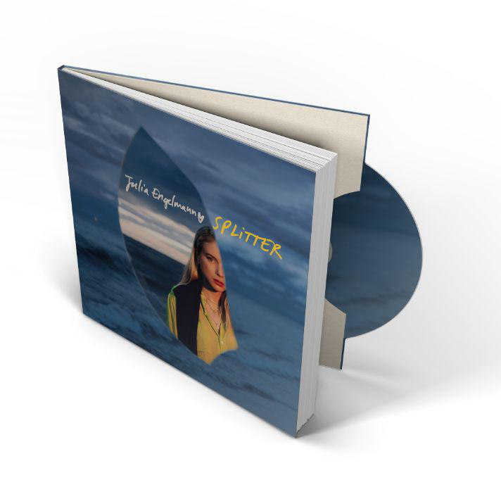 Ein CD-Cover von Julia Engelmanns Album 'Splitter', das eine Frau vor blauem Hintergrund zeigt.