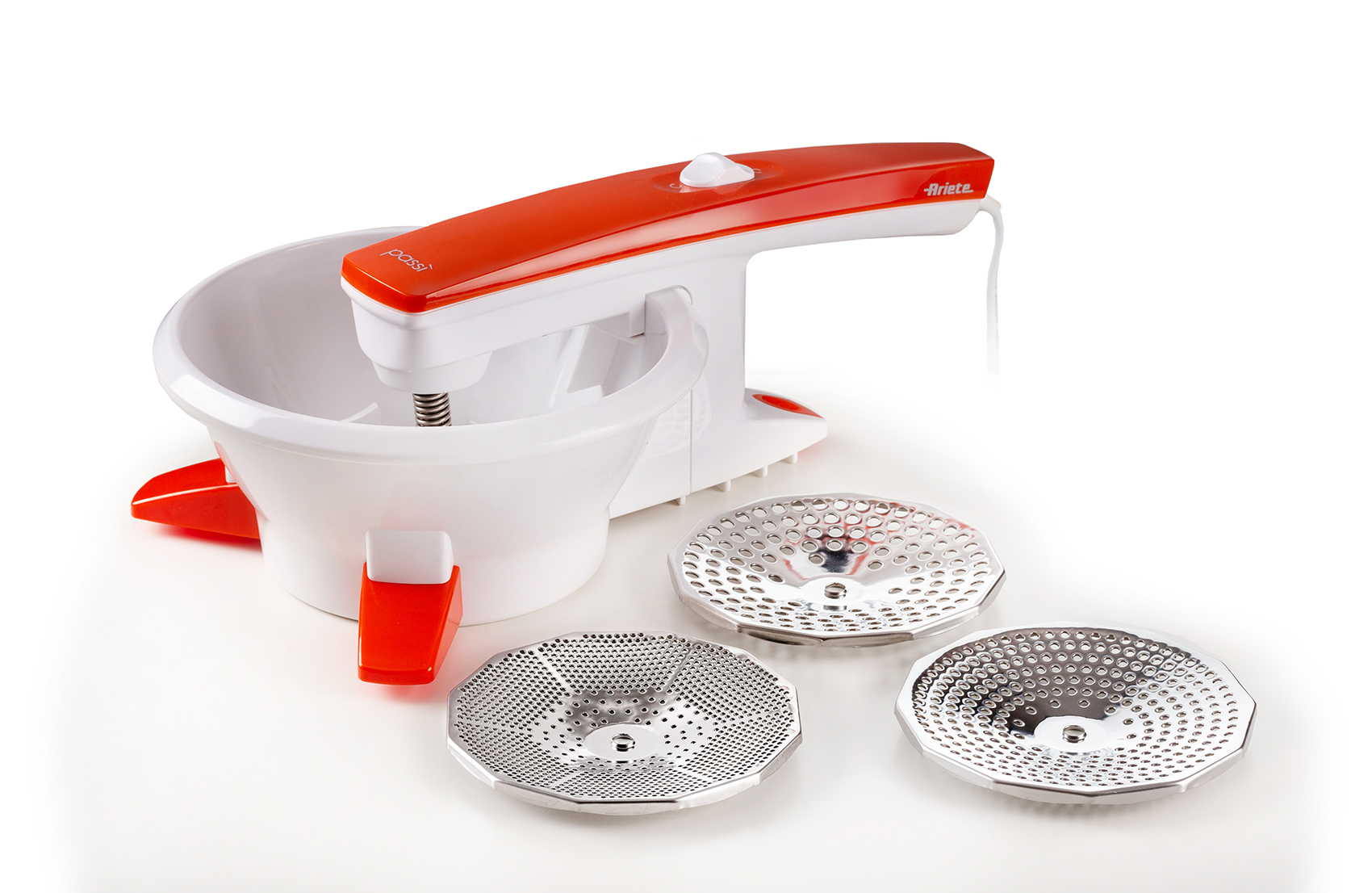 Molinillo de alimentos blanco y naranja con tres discos intercambiables de acero inoxidable, sobre fondo blanco.