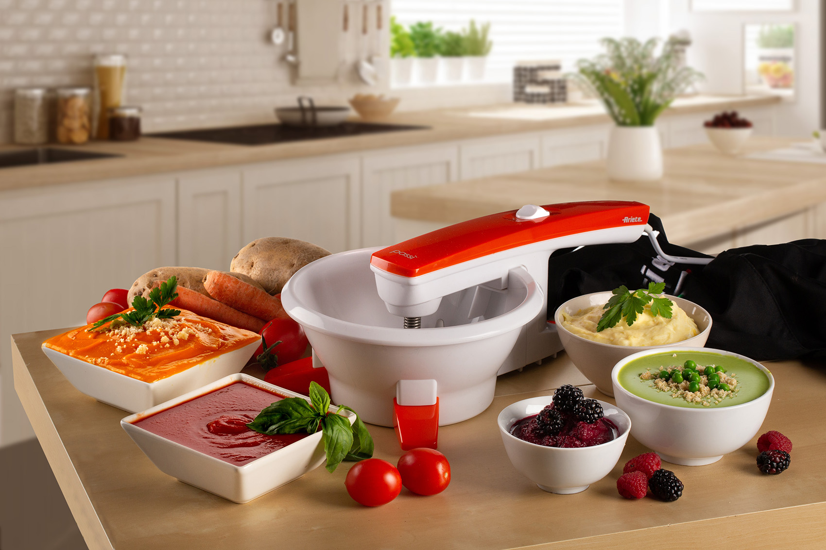 Varios platos en una mesa, con un electrodoméstico rojo y blanco. Fondo de cocina. Los alimentos incluyen salsas y verduras.