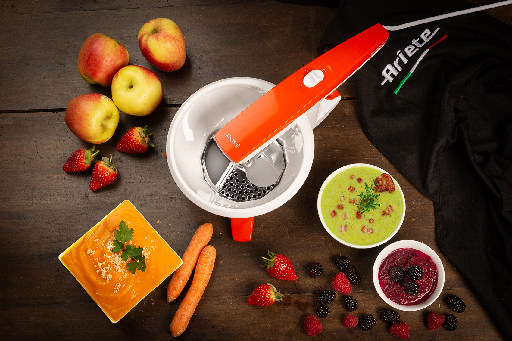 Escena de preparación de alimentos. Incluye manzanas, fresas, zanahorias y cuencos de comida.