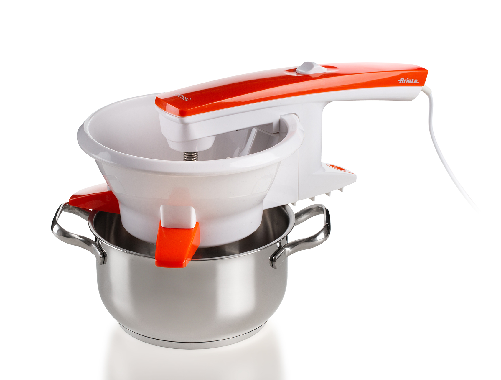 Un pasapurés naranja y blanco sobre una olla de metal. El pasapurés es de plástico.