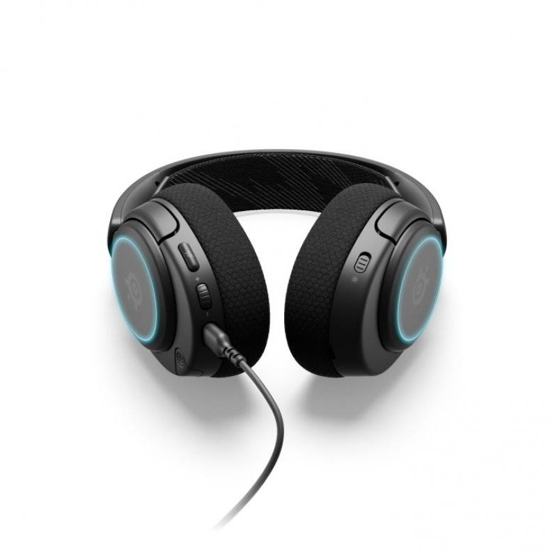 Auriculares negros con cable de micrófono sobre fondo blanco.