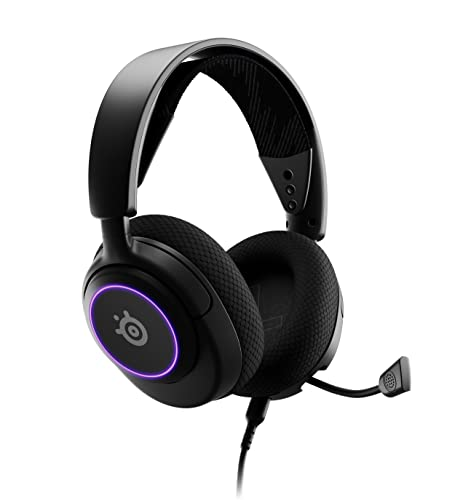 Auriculares para juegos negros con micrófono. Luz púrpura en el lateral. Fondo blanco.