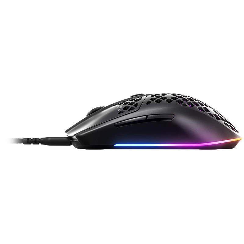 Ratón gaming negro con iluminación RGB en el borde inferior, sobre un fondo blanco.