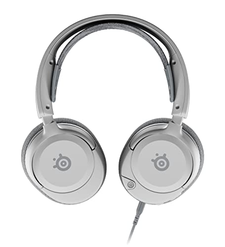Primer plano de auriculares SteelSeries blancos con micrófono y cable gris.