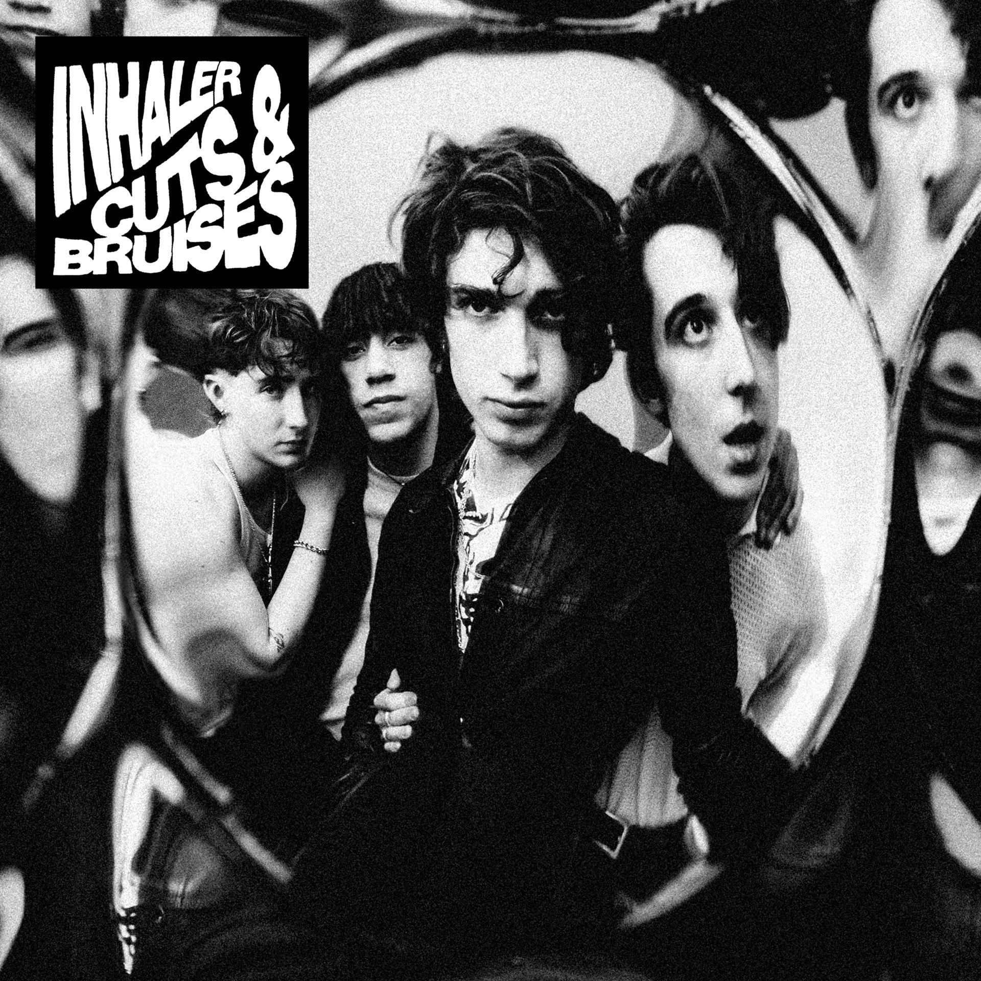 Schwarz-Weiß-Bild einer Band, Inhaler, mit einem Logo.