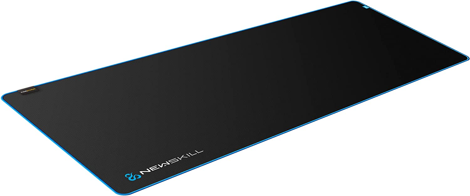 Una alfombrilla de ratón para juegos negra y azul con el logotipo NEWSKILL y borde azul.