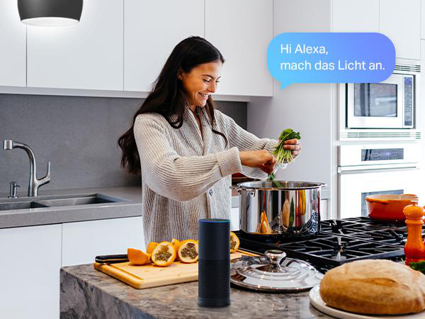 Frau in der Küche, kocht mit Alexa, Sprechblase.
