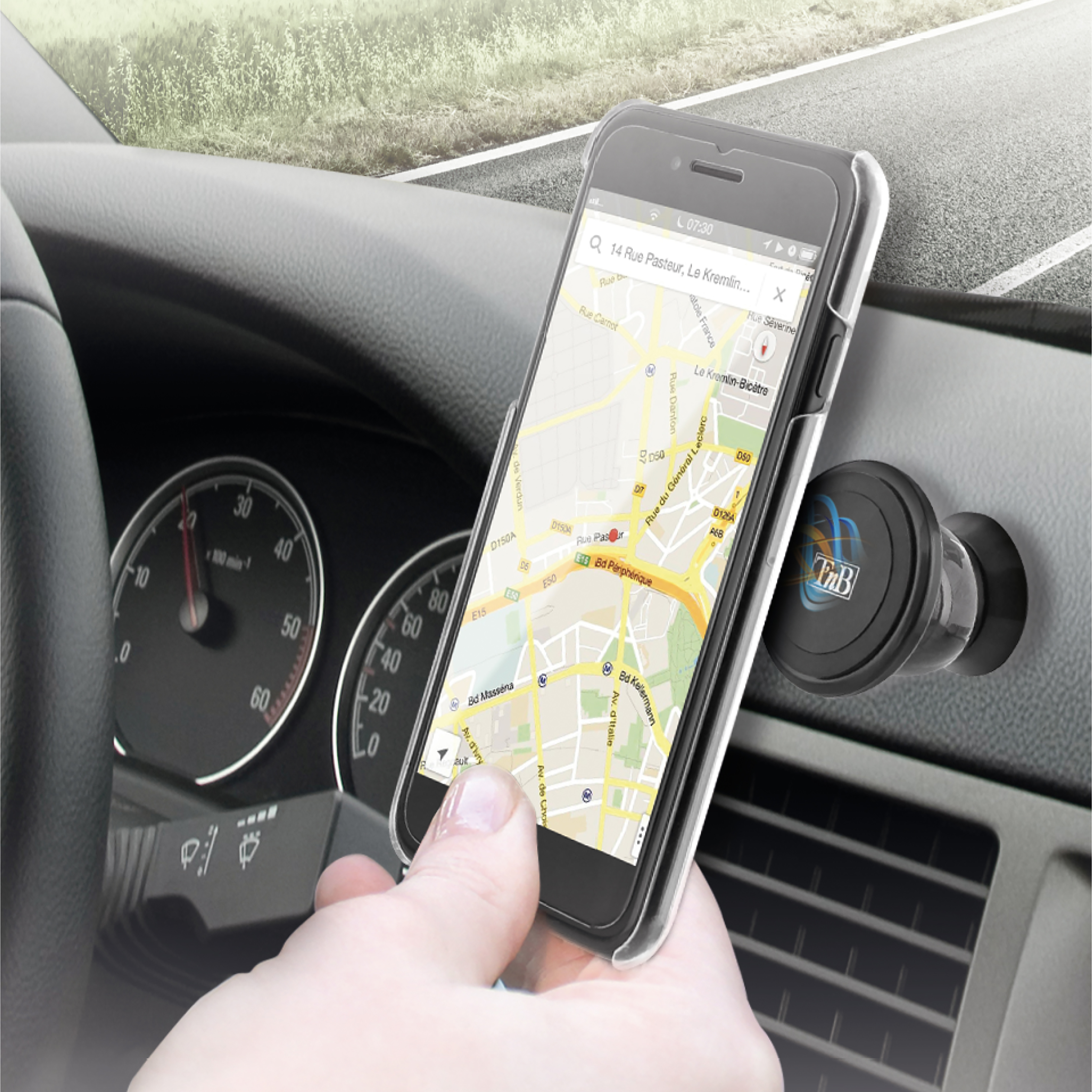 Téléphone portable avec carte sur le tableau de bord d'une voiture, tenu par une main.
