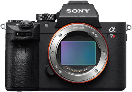Schwarze Sony Alpha 7R Kamera. Sie ist nach vorne gerichtet, Objektiv und Griff sind sichtbar.