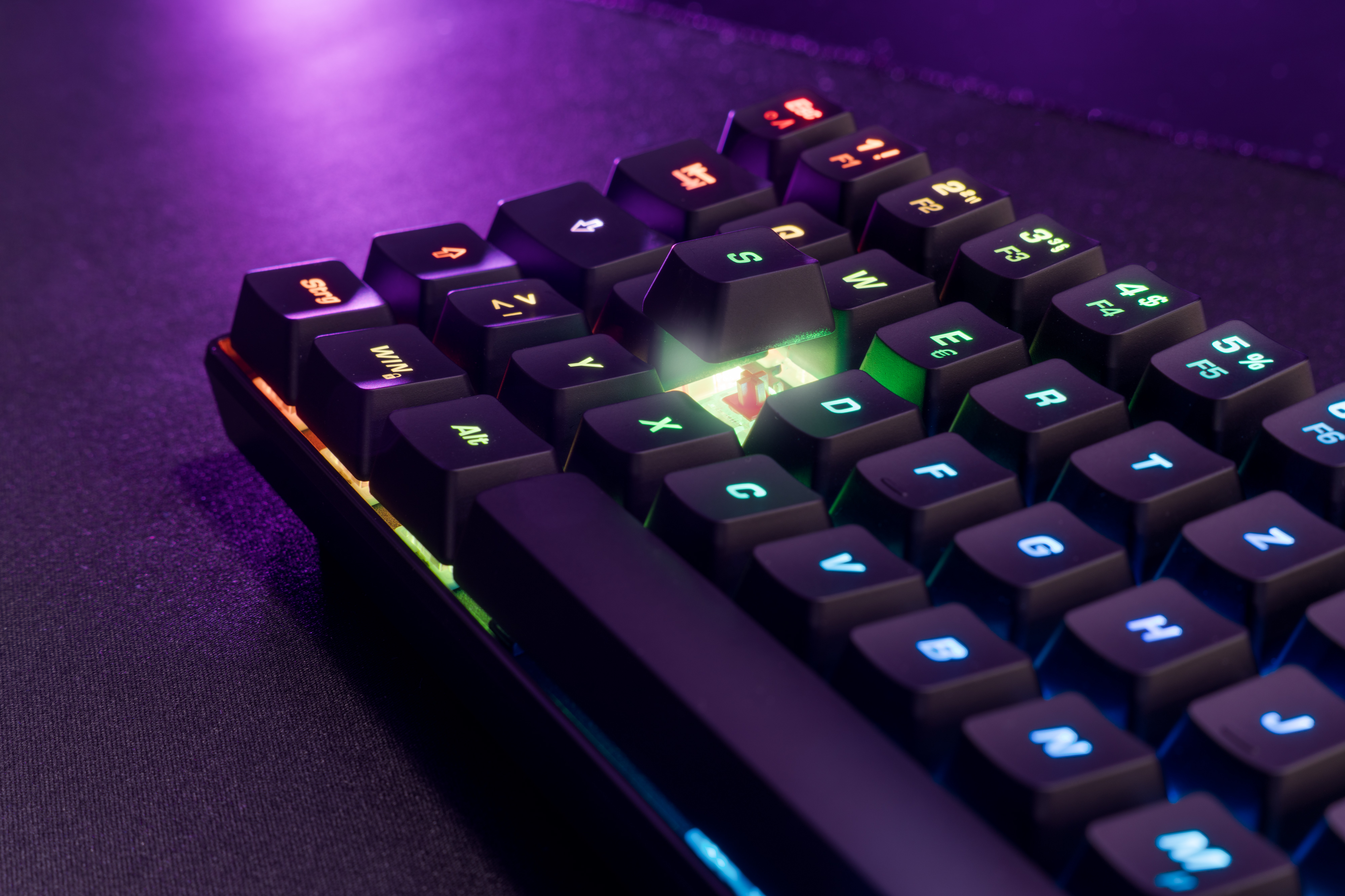 Nahaufnahme einer hintergrundbeleuchteten Gaming-Tastatur mit bunten Tasten.